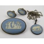 A suite of silver and Wedgwood blue jasperware jewellery within original box,