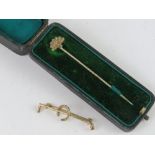 A yellow metal hunting brooch stock pin having horseshoe design.