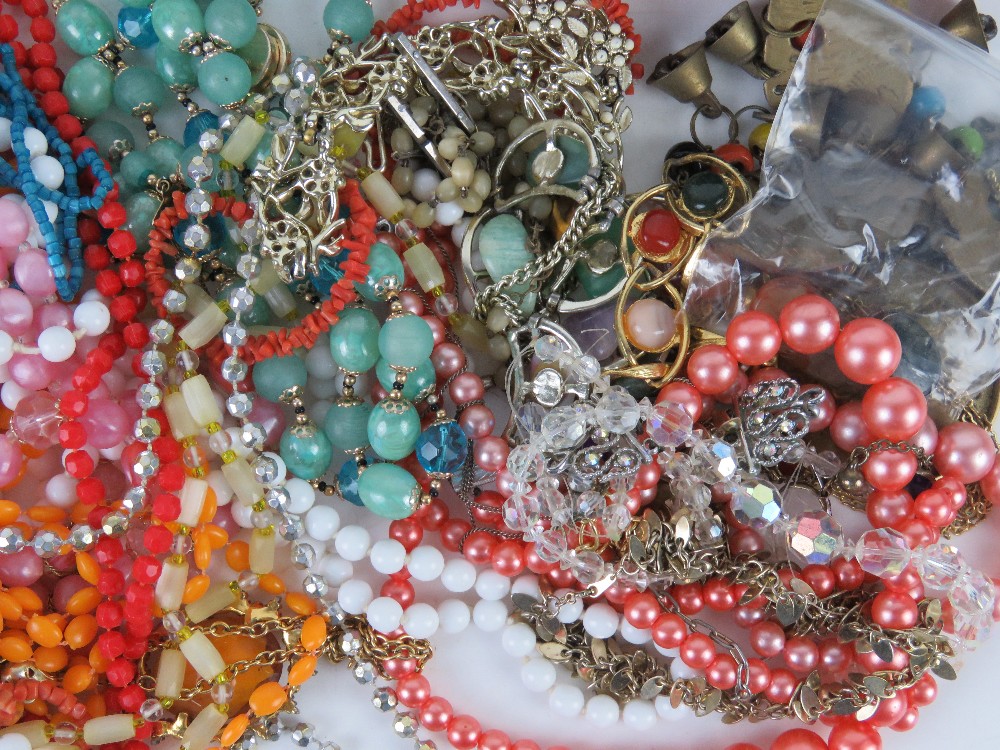 A quantity of assorted costume jewellery. - Image 5 of 7