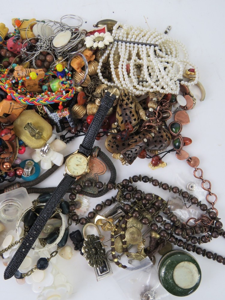 A quantity of assorted costume jewellery. - Image 3 of 3