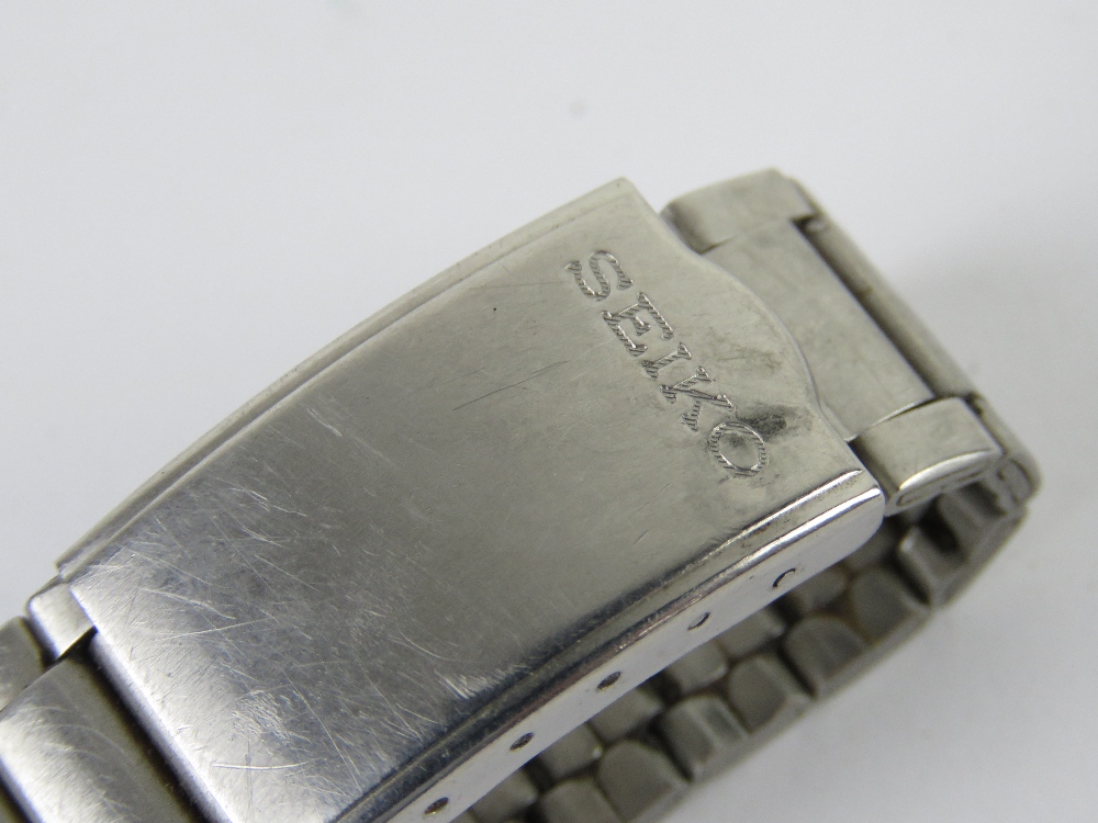 A stainless steel Seiko 5 automatic wristwatch having day and date apertures on black dial. - Image 4 of 5