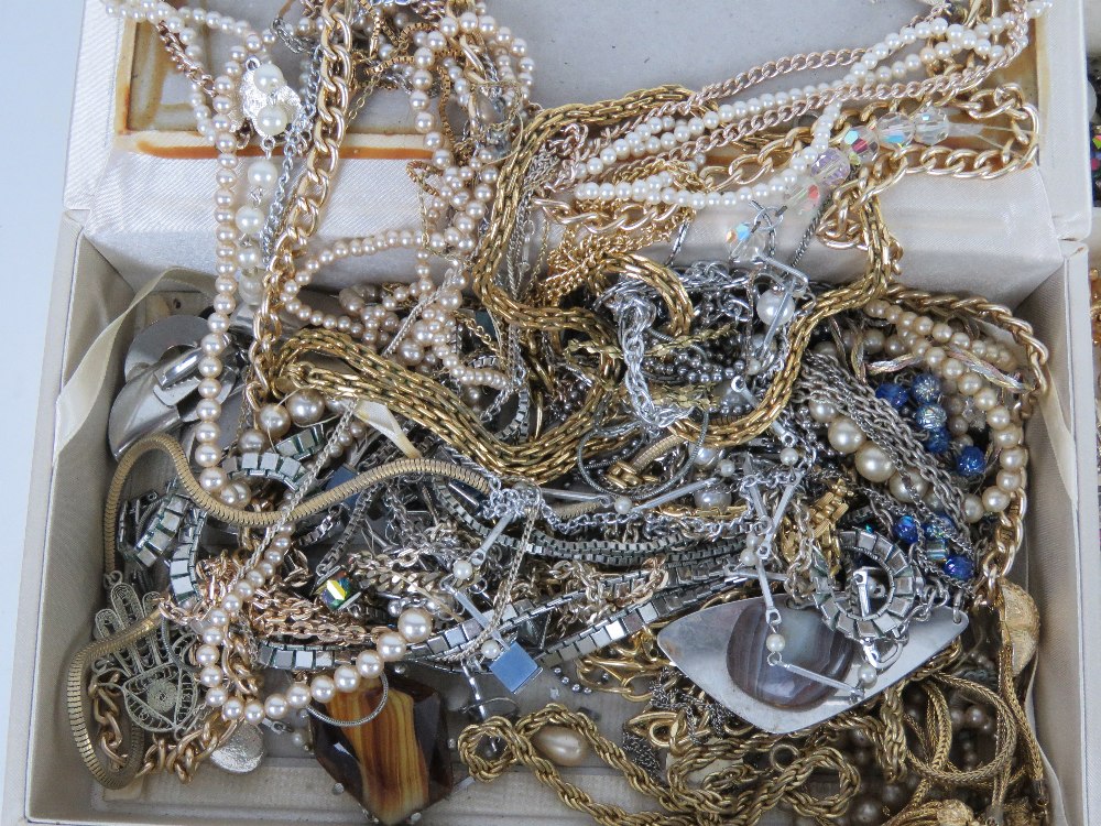 A quantity of assorted costume jewellery. - Image 6 of 7