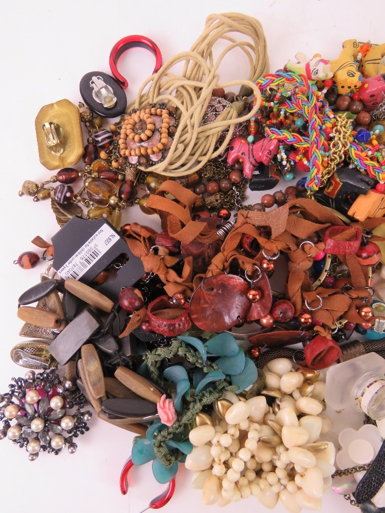 A quantity of assorted costume jewellery. - Image 2 of 3