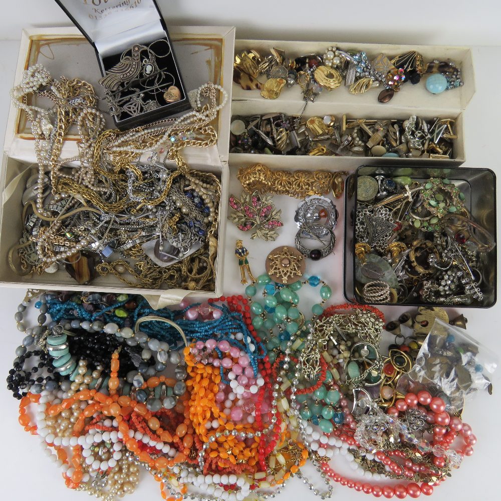 A quantity of assorted costume jewellery.