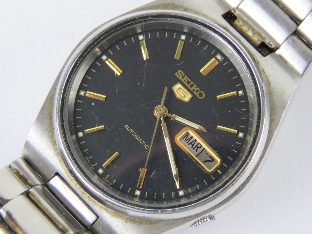 A stainless steel Seiko 5 automatic wristwatch having day and date apertures on black dial. - Image 2 of 5