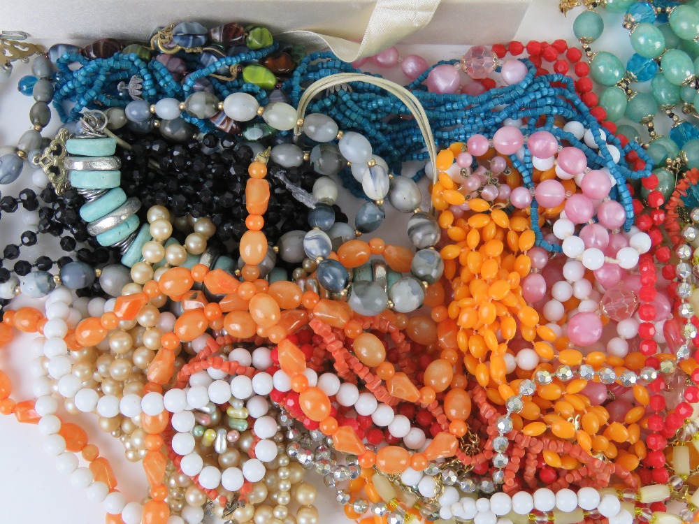 A quantity of assorted costume jewellery. - Image 7 of 7