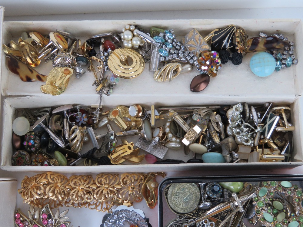 A quantity of assorted costume jewellery. - Image 3 of 7