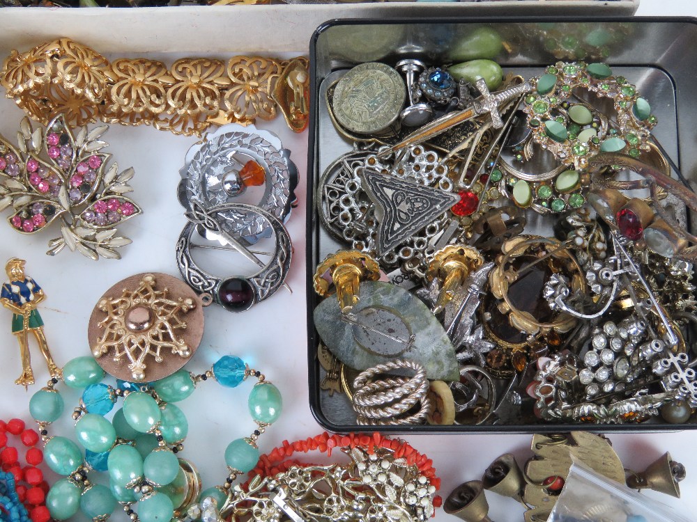 A quantity of assorted costume jewellery. - Image 4 of 7