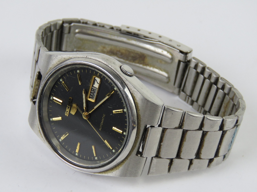 A stainless steel Seiko 5 automatic wristwatch having day and date apertures on black dial. - Image 5 of 5