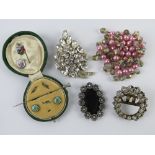 A small quantity of costume jewellery inc vintage button box having two enamelled buttons within.
