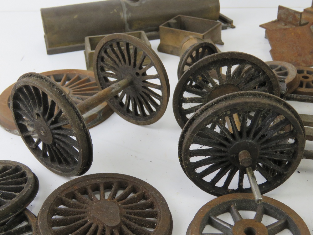 A quantity of assorted 2 1/2" and other live model steam railway wheels and parts. - Bild 2 aus 5