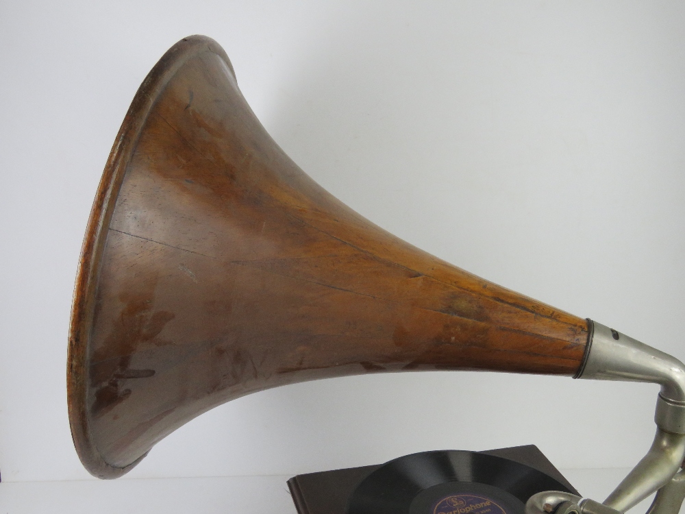 An HMV table top wind up gramophone with handle, wooden detachable horn and gramola stylus. - Image 7 of 7