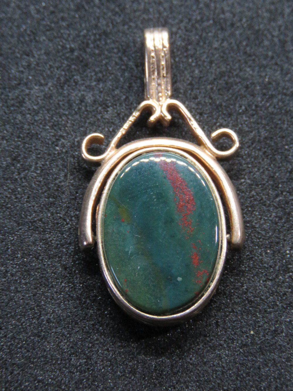 A 9ct gold spinning fob / pendant set with Carnelian and bloodstone cabachons, hallmarked 375.