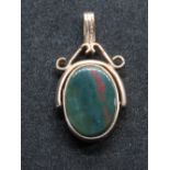 A 9ct gold spinning fob / pendant set with Carnelian and bloodstone cabachons, hallmarked 375.