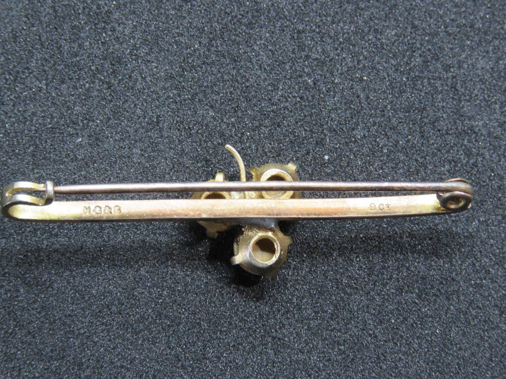 A vintage 9ct gold bar brooch having tigers eye set clover leaf upon, stamped 9ct with makers mark. - Image 2 of 2