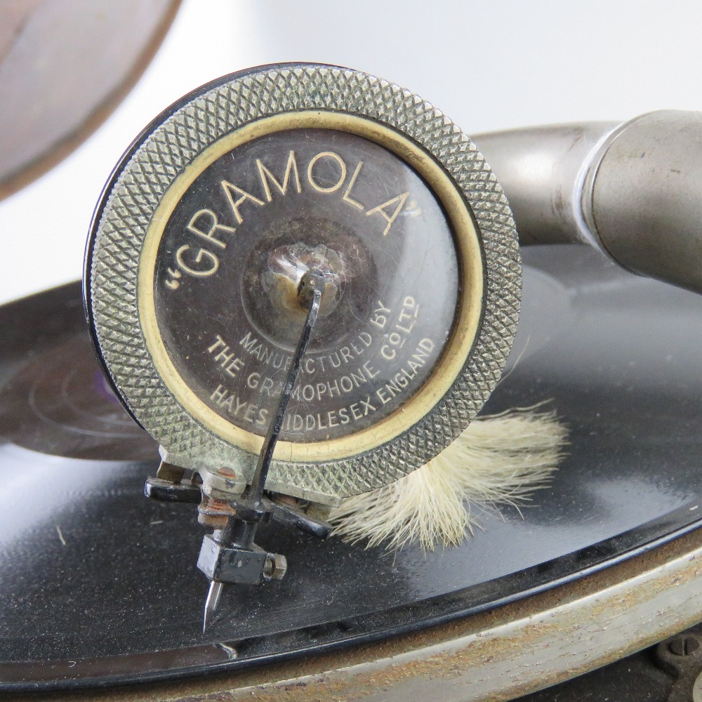 An HMV table top wind up gramophone with handle, wooden detachable horn and gramola stylus. - Image 3 of 7