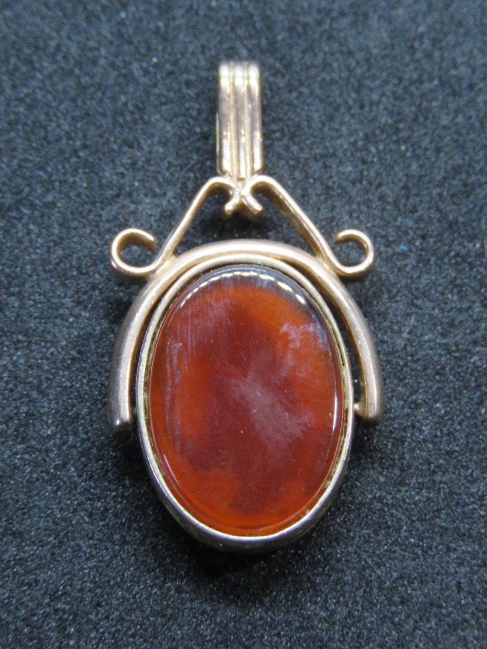 A 9ct gold spinning fob / pendant set with Carnelian and bloodstone cabachons, hallmarked 375. - Image 2 of 4