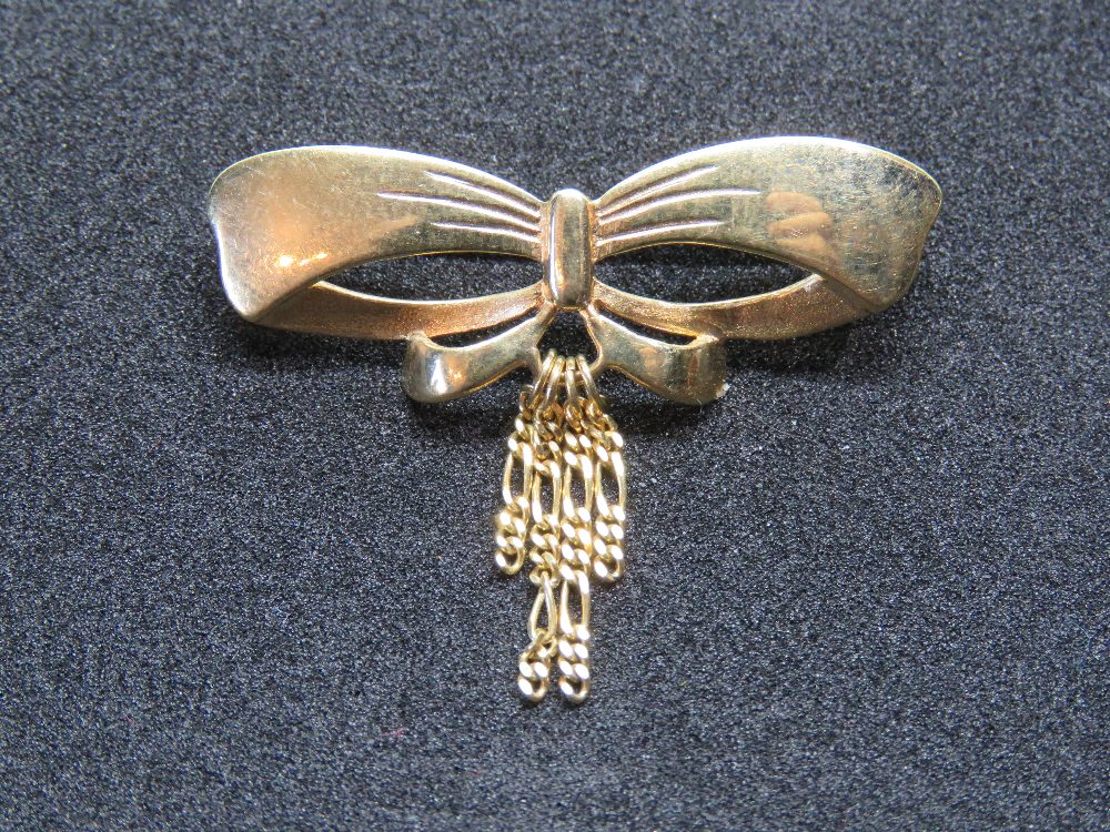 A 9ct gold brooch in the form of a bow, hallmarked 375, 3.3g.