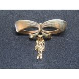 A 9ct gold brooch in the form of a bow, hallmarked 375, 3.3g.