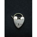 A 9ct gold heart padlock charm, 2.6g.