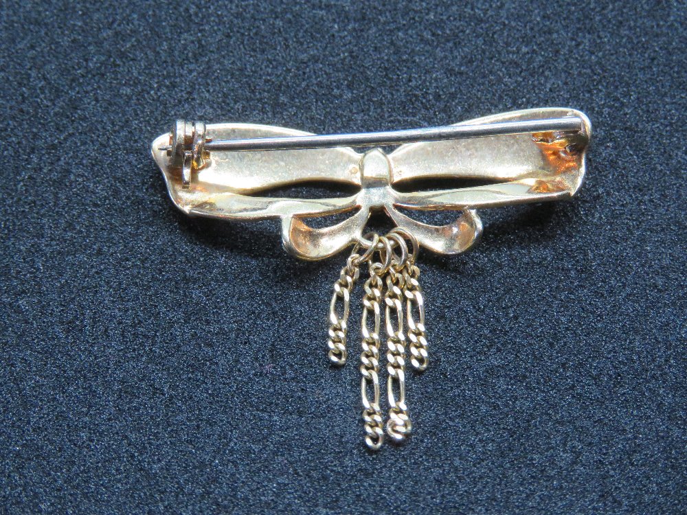 A 9ct gold brooch in the form of a bow, hallmarked 375, 3.3g. - Image 2 of 3