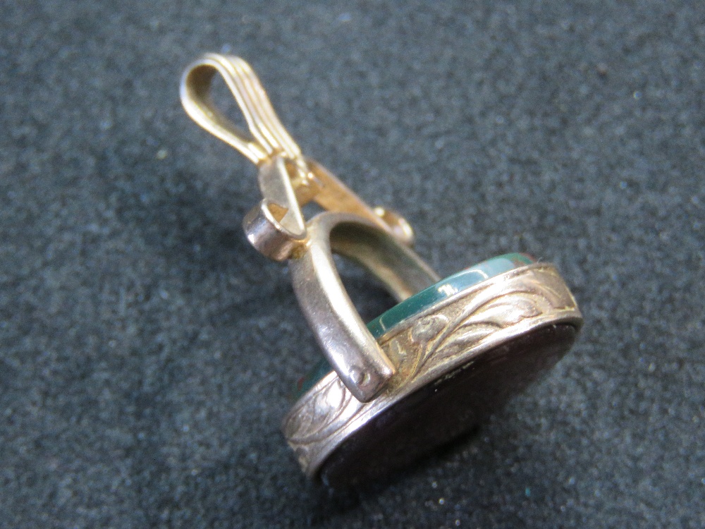 A 9ct gold spinning fob / pendant set with Carnelian and bloodstone cabachons, hallmarked 375. - Image 3 of 4