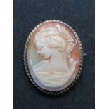 A 9ct gold brooch having oval carved shell cameo to centre, hallmarked 375.