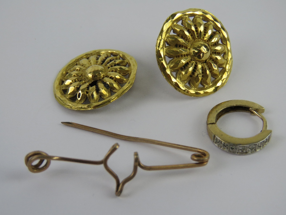 A quantity of yellow metal jewellery including a single hoop earring hallmarked 375 and weighing 1.