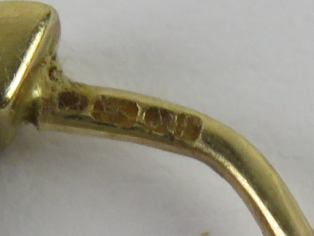 A quantity of yellow metal jewellery including a single hoop earring hallmarked 375 and weighing 1. - Image 2 of 2