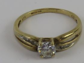 A contemporary 9ct gold white stone ring, size M-N, 1.7g.