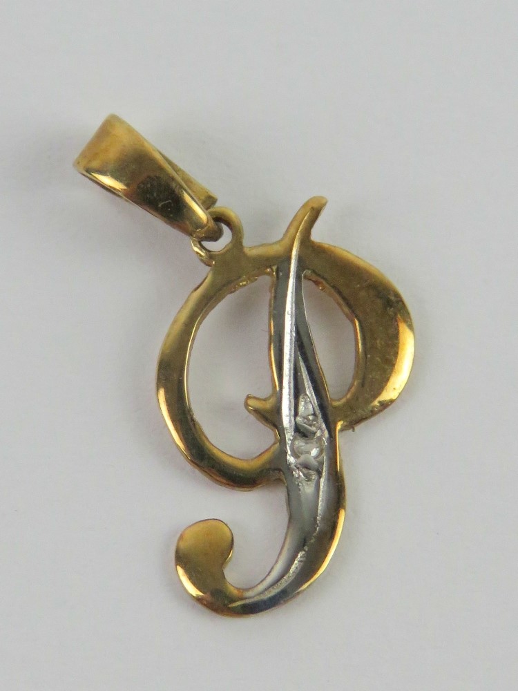 A 9ct gold pendant in the form of a 'P', stamped 375, 2cm inc bale.