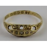 A five stone diamond carved head 18ct gold ring, hallmarked for Chester 1914, size O-P, 2.2g.