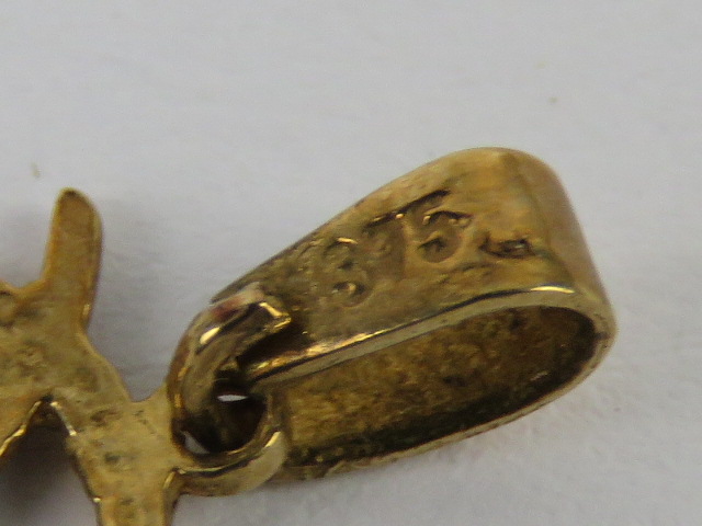 A 9ct gold pendant in the form of a 'P', stamped 375, 2cm inc bale. - Image 2 of 2