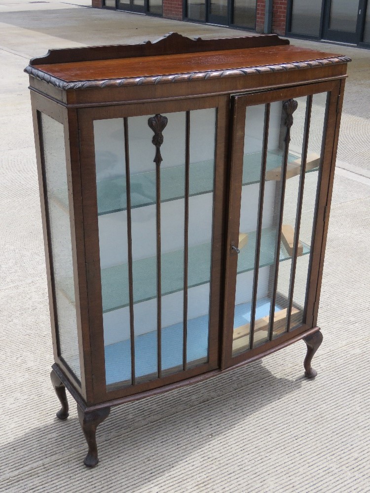 An Edwardian glazed walnut display cabinet, 90 x 31 x 120cm.