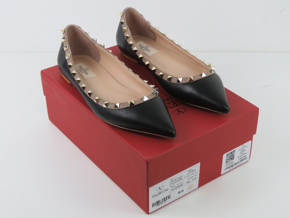 Valentino Garavani Rockstud pointed toe flat shoes in black and taupe leather, size 41,
