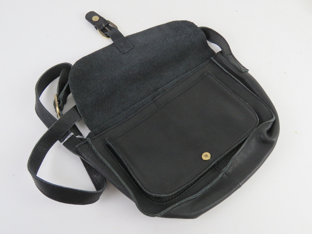 A black leather shoulder bag by Yoshi Lichfield, approx 28cm wide. - Image 4 of 5