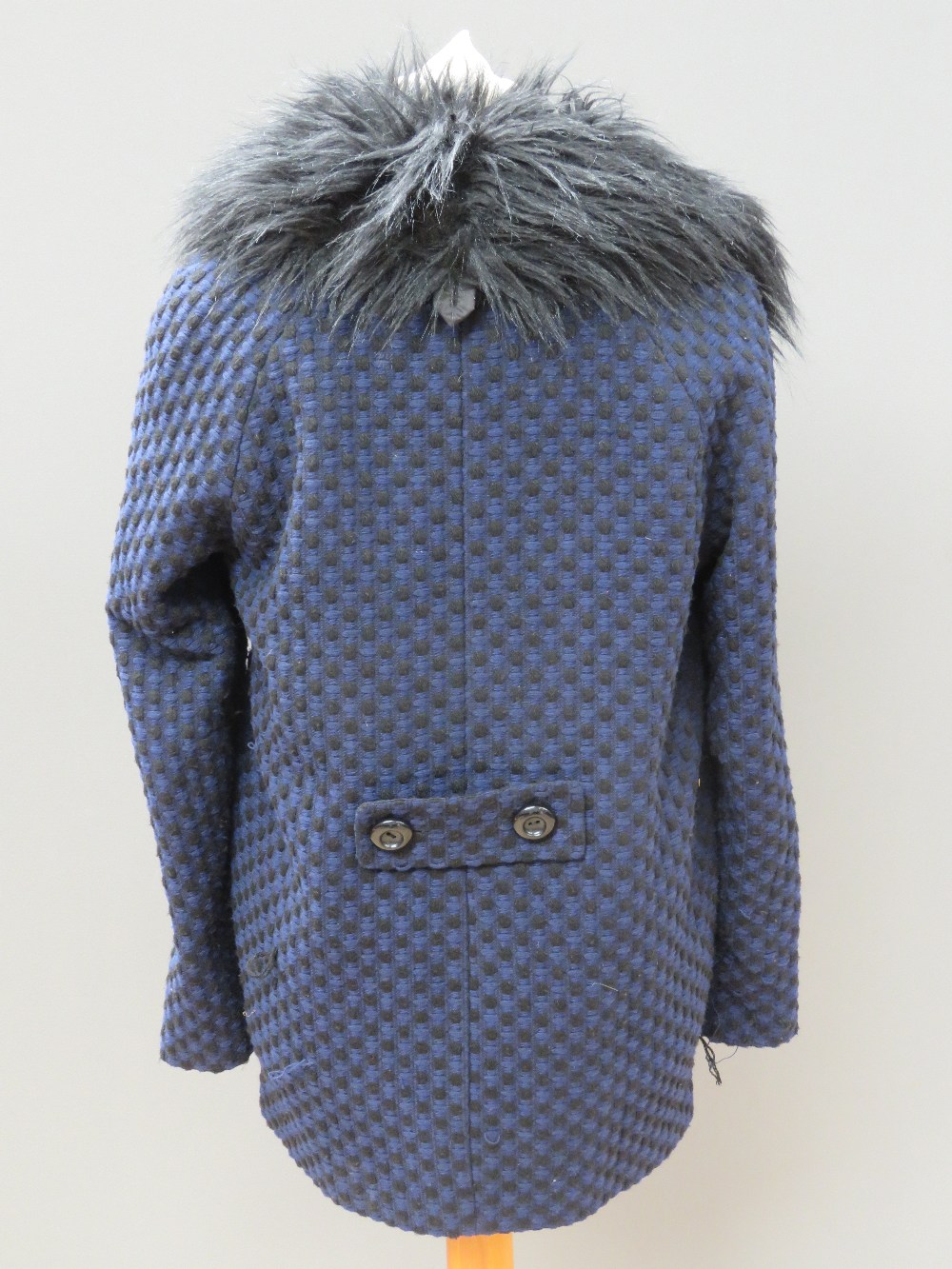 A ladies jacket in navy and black with faux fur collar, 10% wool, size 14. - Image 2 of 3