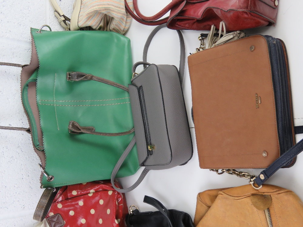 A quantity of assorted handbags inc red polka dot, green tote, vintage leather, fabric tote, - Image 5 of 7