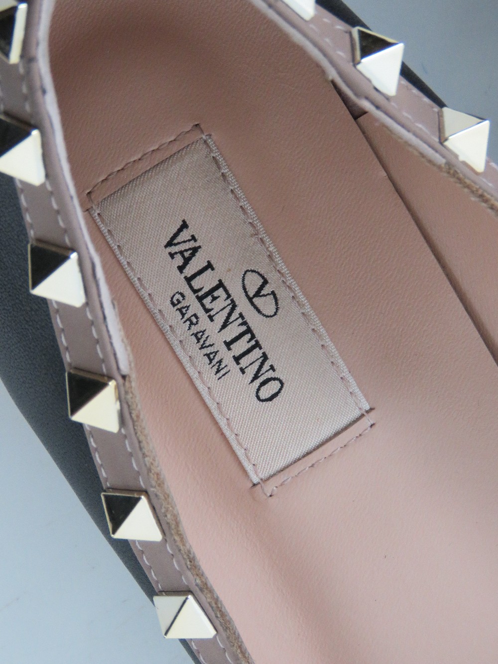 Valentino Garavani Rockstud pointed toe flat shoes in black and taupe leather, size 41, - Image 4 of 7