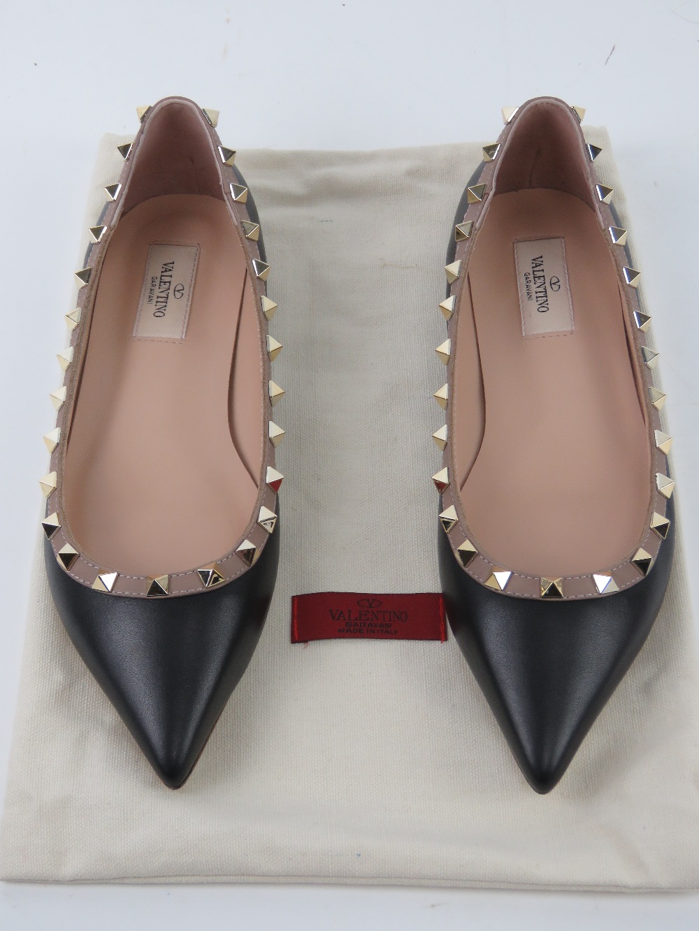 Valentino Garavani Rockstud pointed toe flat shoes in black and taupe leather, size 41, - Image 2 of 7