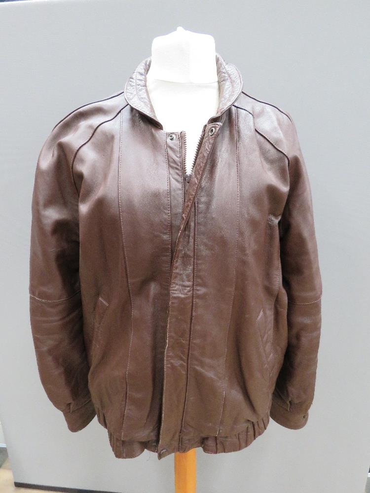 A vintage brown leather men's bomber jacket, approx measurements; 46" chest, 29" length to back, 18.