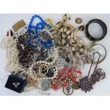 A quantity of assorted costume jewellery.