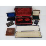 A quantity of assorted vintage boxes inc ring box, earrings box, salts box, etc. Seven items.