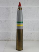 An inert WWII British 25pr shell case with a post war head and fuze, case dated 1945,