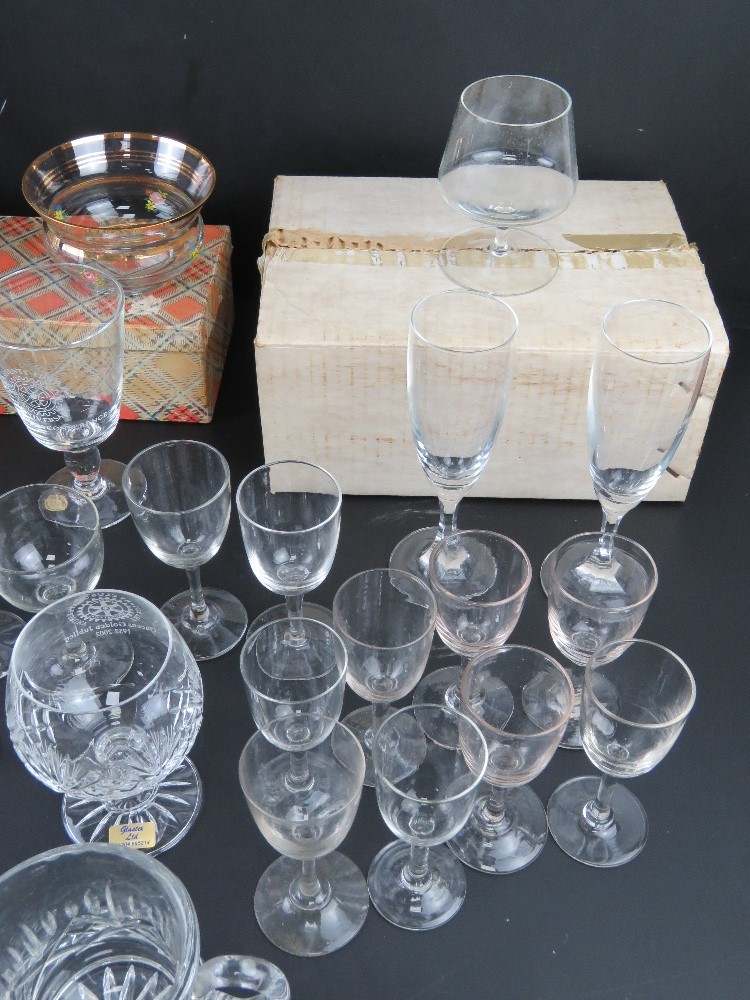 A quantity of assorted boxed and loose glassware. - Image 3 of 6