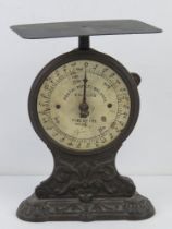 A set of Salters postal balance scales to measure 7Lbs by 1oz.