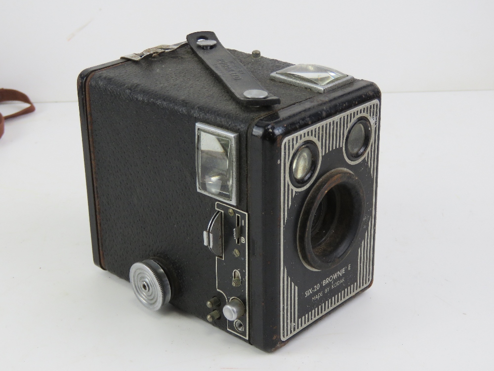 Two vintage cameras; Kodak 8 movie camera f/1.9, and a Kodak Six-20 'Brownie' E. - Image 2 of 6