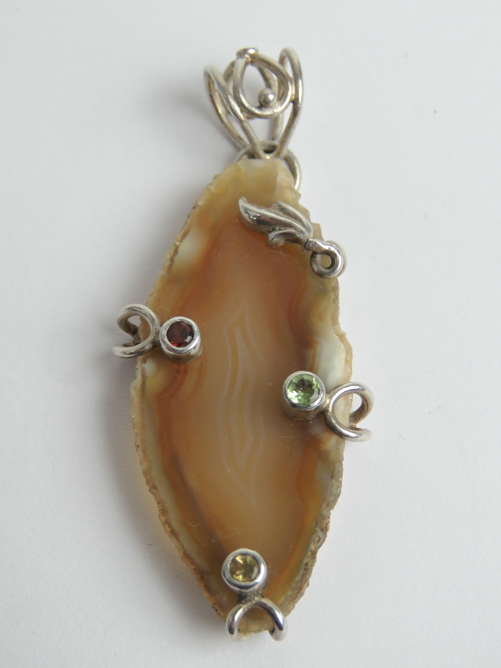 A 925 silver agate slice pendant, 6.2cm inc bale.