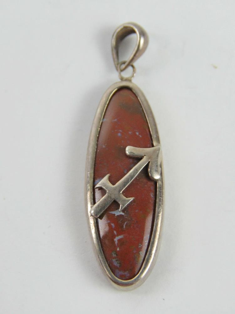 A silver and hardstone pendant with arrow design upon, stamped 925, total length 4cm.