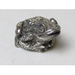 A 925 silver figurine of a frog marked Un'Idea Vestita D'argento, 4.5cm in length.